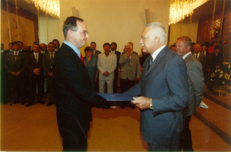 hejtman roman línek přebírá z rukou předsedy ps parlamntu čr václava klause dekret o udělení znaku a praporu pardubickému kraji