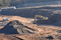 Blíží se konec špinavých silnic kvůli těžbě kamene? Kraj přispěje na mycí linku pro nákladní auta v Budislavi