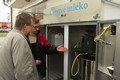 Hejtman se zajímal o funkci automatu. Foto: Luboš Kozel