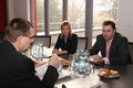 Hejtman Radko Martínek v rozhovoru s vedením firmy Papera. Foto: Luboš Kozel
