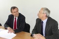 Ředitel Gymnázia Mozartova Otto Horák seznámil hejtmana s tím,  v jakém stádiu se nachází převod městské  budovy pod Pardubický kraj. Foto: Luboš Kozel
