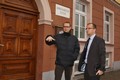 Hejtman Martin Netolický a radní Pavel Šotola před Domovem na rozcestí