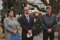 Před položením věnců. Zleva primátorka Pardubick Štěpánka Fraňková, hejtman Martin Netolický