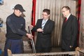 Provoz závodu ukázal hejtmanovi jednatel firmy Josef Bárta. Foto: Luboš Kozel