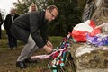 Položení věnce v Užockém průsmyku k pomníku padlým vojákům