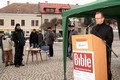 Hejtman Martin Netolický při čtení z Bible. Foto: Luboš Kozel