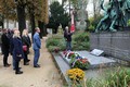 Uctění památky na hřbitově Pere Lachaise