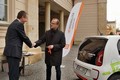 Hejtman Martin Netolický přebírá klíče od nového vozu