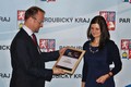 Od Marie Černošové převzal hejtman certifikát za 3. místo v kategorii Strategie přímých zahraničních investic