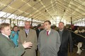 Robotizovanou  farmu si prohlédli s hejtmanem také Václav Neubauer,  Martin Netolický,  Petr Škvařil a ředitel agrární komory Josef Gracias. Foto: Luboš Kozel
