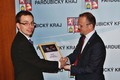 Hejtman Martin Netolický přebírá certifikát za 1. místo mezi východoevropskými regiony od ředitele pardubické pobočky CzechInvestu Michala Svobody