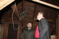 Hejtman Radko Martínek při prohlídce půdy s ředitelem domova Luďkem Bílým. Foto: Luboš Kozel