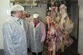 Maso z rodinné firmy rozváží pojízdná prodejna po mnoha místech v kraji. O kvalitní produkty firmy MASOEKO mají zákazníci zájem.  Foto: Luboš Kozel