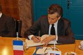 Také v pamětní knize Pardubického kraje nechybí zápis od nového francouzského velvyslance v ČR