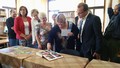 Hejtman Martin Netolický při prohlídce místní knihovny