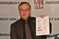 1. náměstek hejtmana Roman Línek ukazuje loga ostatních krajů