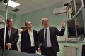Primář Nedvěd ukazuje představitelům kraje možnosti přístroje