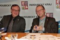 Hejtman Martin Netolický (vpravo) a 1. náměstek Roman Línek při předstovvání nového loga