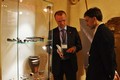 Hejtman Netolický a Lukáš Blažek u vitríny s exponáty výstavy