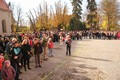 Pohled na účastníky slavnostního odhalení