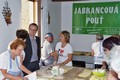 Do kuchyně, kde válí placky na jabkance 14 lidí, se přišel podívat hejtman Martin Netolický