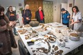 Restaurování keramiky - vpravo vedoucí restaurátorského odd. Jana Malá