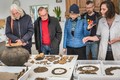 Restaurování keramiky - vpravo vedoucí restaurátorského odd. Jana Malá