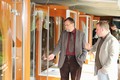 Hejtmana seznámil se sortimentem sprchových koutů Roltechniku  Adam Zelinka. Foto: Luboš Kozel