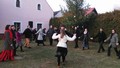 Společný tanec u vánočního stromku