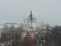Pokud je mlha, není skoro vidět telekomunikační věž přímo za zámkem