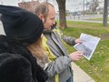 Petr Mücke z archivu ukazuje na staré fotografii lihovar