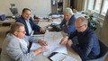 Choltice připravují vybudování lávky u frekventované silnice. Kraj pomůže se sanací opěrné zdi