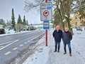 Michal Kortyš a Pavel Čížek u zákazových značek ve Svitavách
