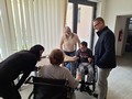 Klienti hrají s asistentkami pexeso