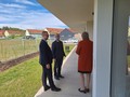 Pavel Šotola a Martin Netolický na terase s paní ředitelkou