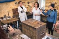 Restaurátor Michal Vojtěchovský pracuje na měšťanské truhle