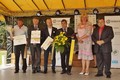Zlatou stuhu předávájí starostovi Dřítče Josefu Petrencovi Eduard Kavala za Spolek pro obnovu venkova, hejtman Martin Netolický a Jana Juřenčáková za Sdružení místních samospráv