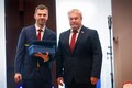 Cenu pro Petra Kalendu převzal od Miroslava Krčila syn laureáta