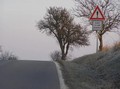 Pozor! Na některých silnicích to klouže víc než na jiných