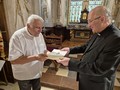 Biskup Josef Kajnek přepíbá od arcibiskupa Jana Graubnera vzácnou relikvii