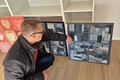 Výrobky klientů si prohlíží Pavel Šotola