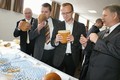 Hejtman Martin Netolický prohlíží vzorky bochníků chleba