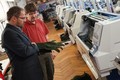 V Borové u Poličky vyrábí rukavice pro desítky zemí světa, krizím navzdory