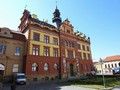 Regionální muzeum v Chrudimi prosvítila opravená zdobná fasáda