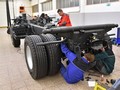 Žáci montují automobil TATRA.