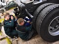 Žáci montují automobil TATRA.