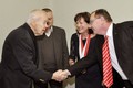 Vnuk Františka Udržala Jiří Žďárský se zdraví s Romanem Línkem a Ivou Vinařovou