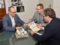 Radní Pavel Šotola a Ladislav Valtr debatují o obálkách s ředitelem ZZS PAK Igorem Paarem
