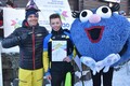 Jakub Vlk s bývalým slavným skikrosařem Tomášem Krausem a maskotem olympiády Bambuem