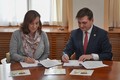 Z podpisu licenční smlouvy - hejtman Martin Červíček a Jolana Štěpánková za KONEP